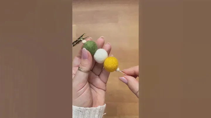 This DIY wool felt ball diffuser is on our top 10 list of best last minute gift ideas! #madewithlia